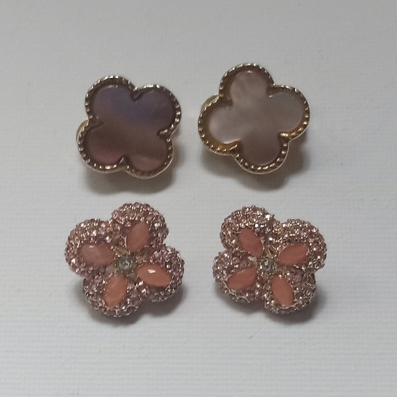 2 pairs gold tone clover clip on earrings - Picture 2 of 5